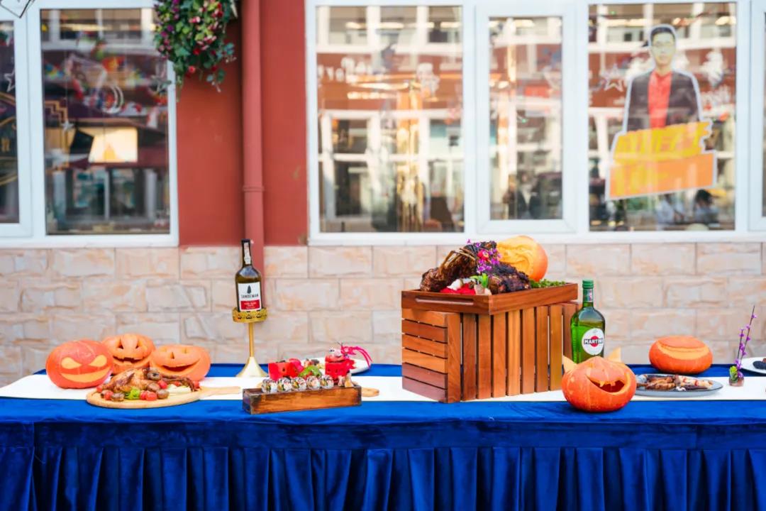 萬圣節(jié)主題展臺已到位！果然，就沒有他們拿捏不了的~