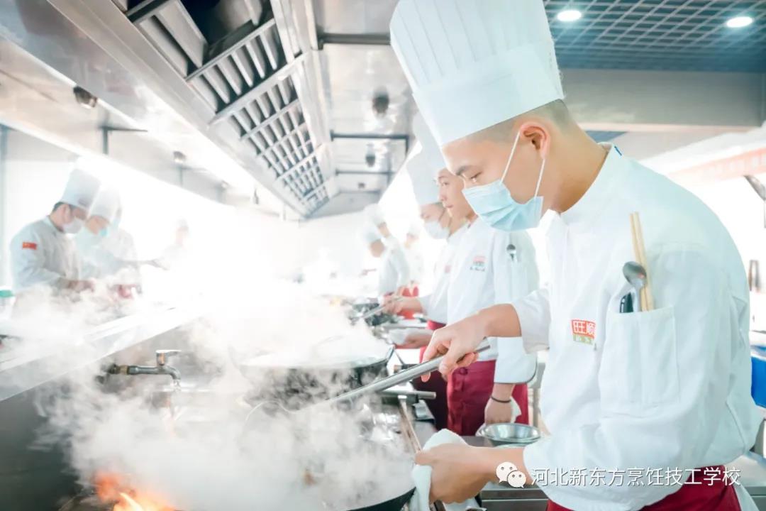 快看！旺順閣爐灶主廚班畢業(yè)，企業(yè)到校來選拔，學(xué)子搭上直通車！