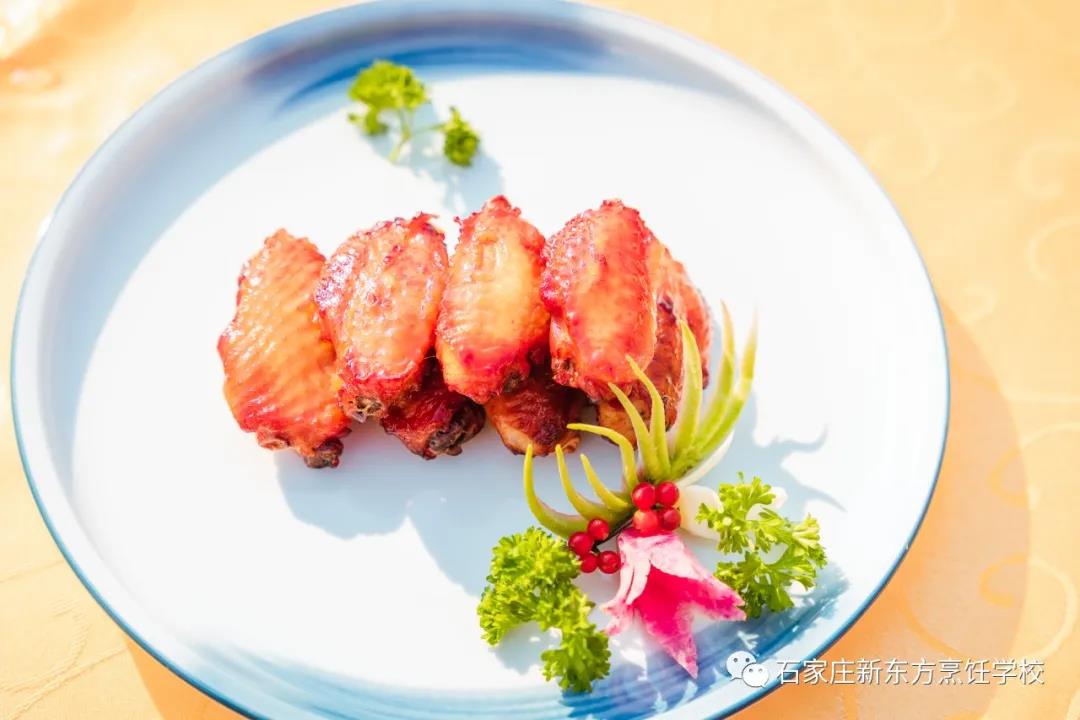 年夜飯擺盤(pán)技巧 | 用醬汁、飾菜和塑形讓你的菜華麗變身！