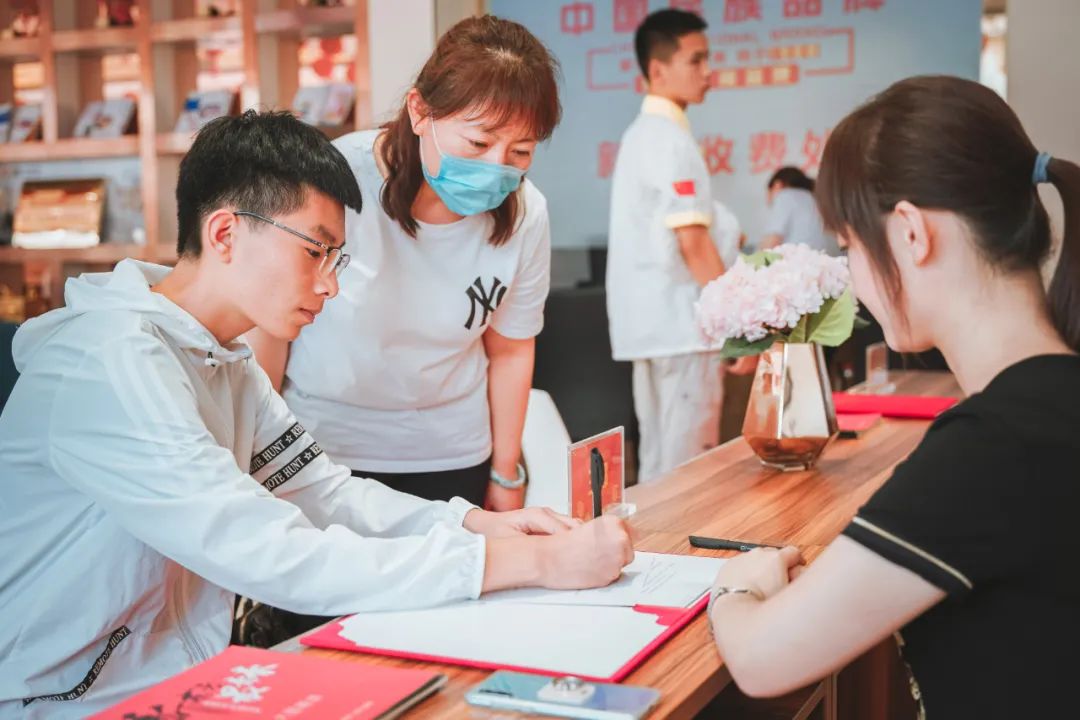 【雙棲發(fā)展會】選學(xué)校太難了？不用慌，這里有的人來幫你！