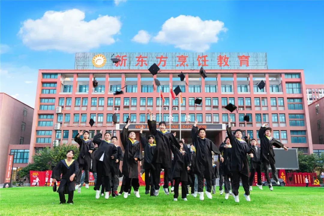 00后小伙放棄高中讀職校，如今成為高校老師，已參編教材！