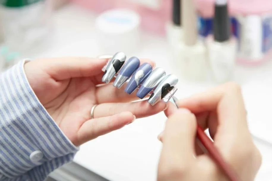 穿戴甲電商暴利風(fēng)頭正盛！2025學(xué)美甲技術(shù)，好時機別錯過！