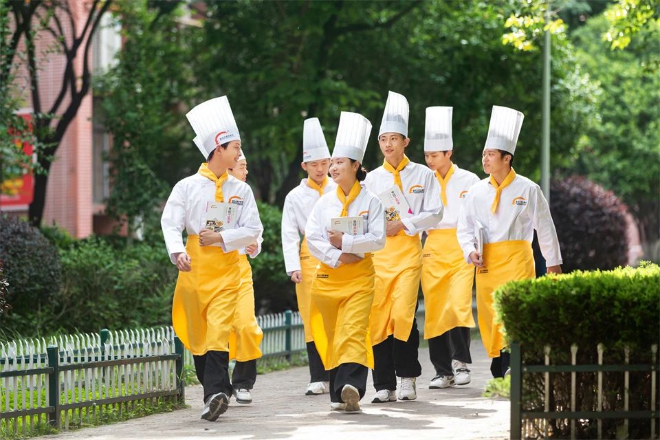 高考分?jǐn)?shù)低別迷茫，河北新東方烹飪技工學(xué)校助你技能成才，未來可期！