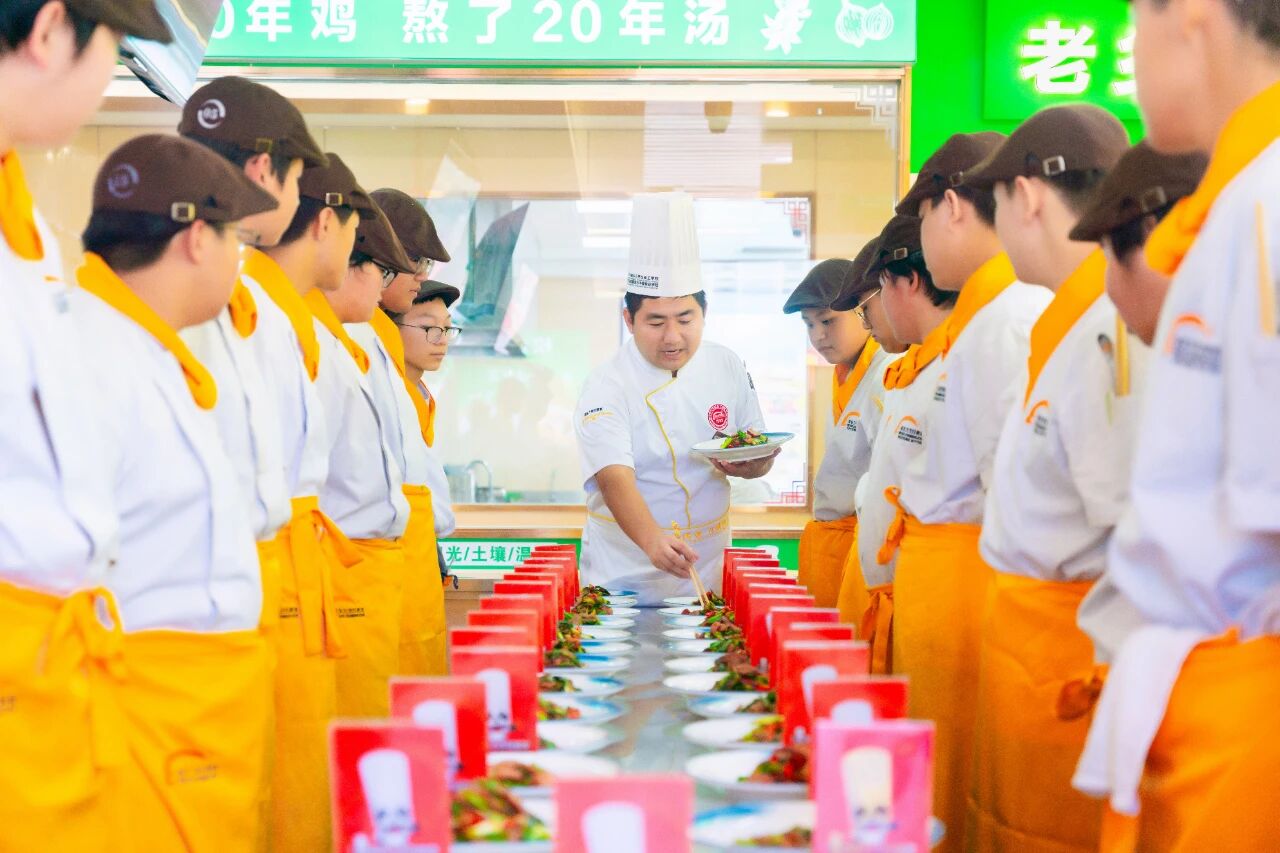 重陽(yáng)敬老，情暖金秋！河北新東方學(xué)子用心表達(dá)愛與祝福