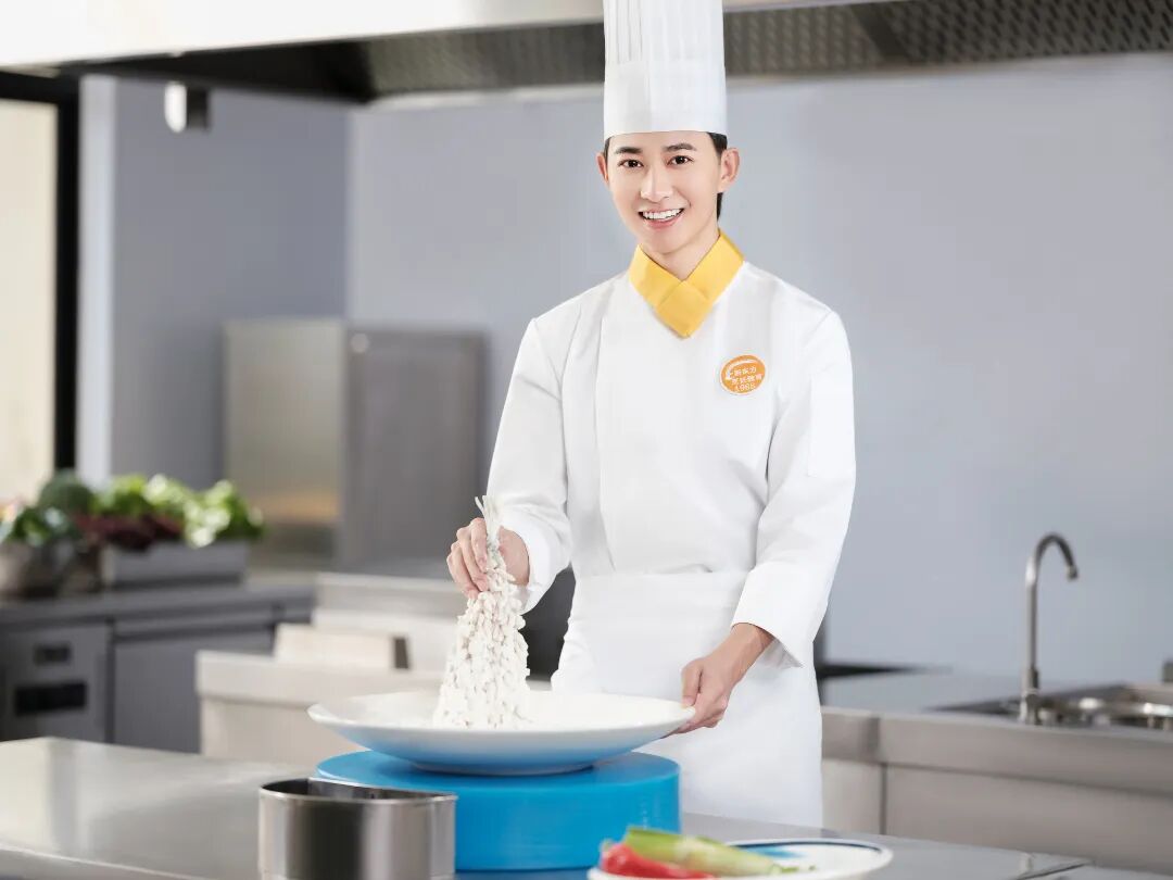 在河北學(xué)廚師，選廚師培訓(xùn)學(xué)校需要關(guān)注什么？