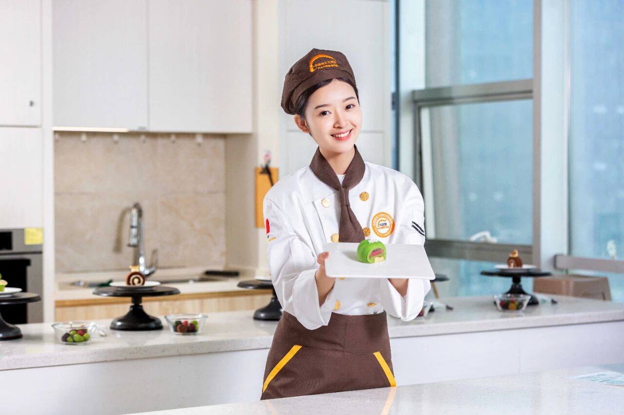 想轉(zhuǎn)行？為什么選擇學西點烘焙？低門檻、高需求、好發(fā)展！